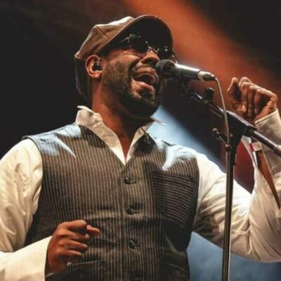Chanteur sur scène avec micro