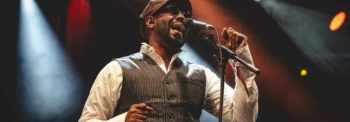 Chanteur sur scène avec micro