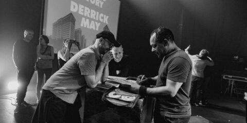 Concert techno avec artistes sur scène.