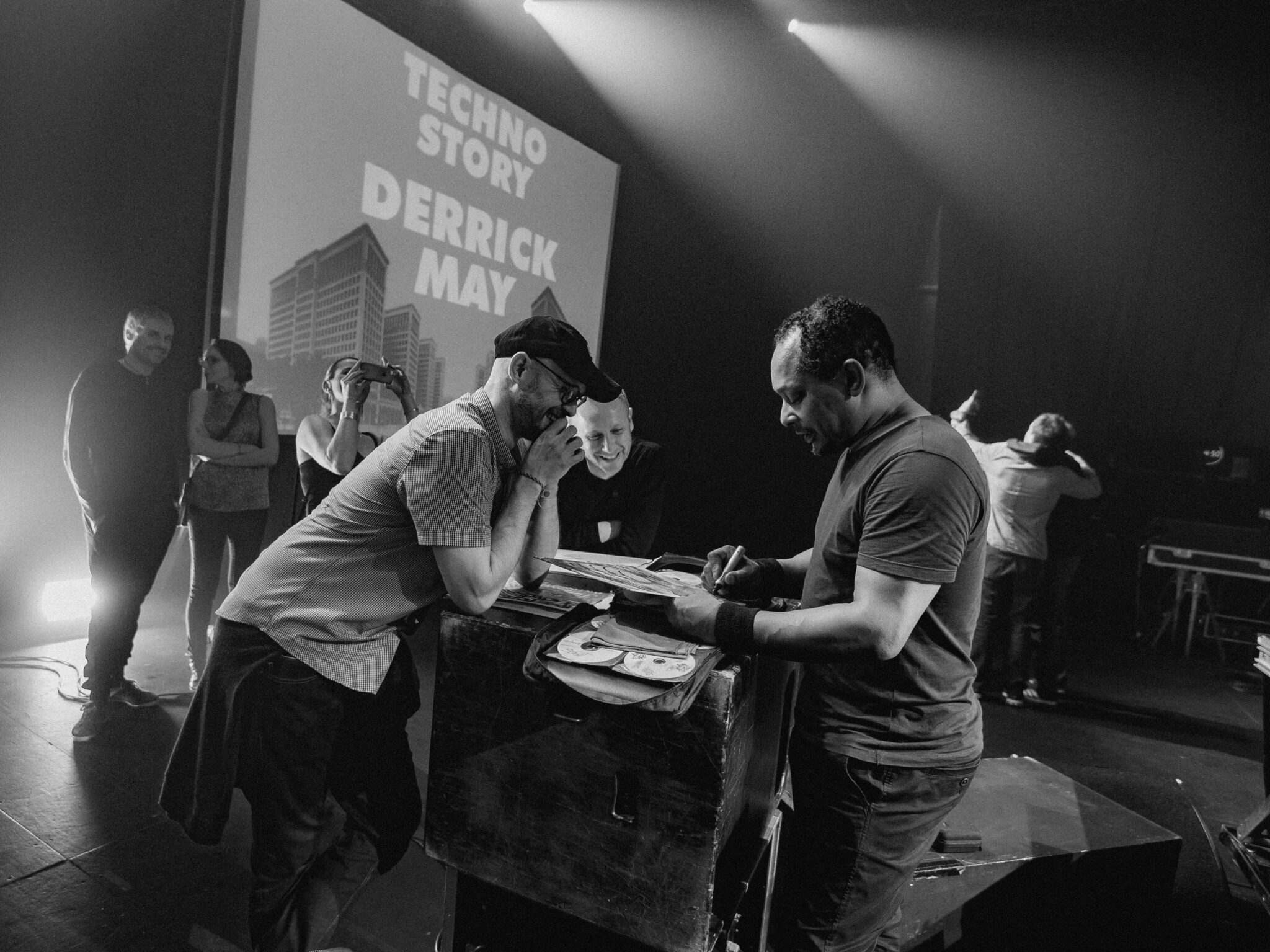 Concert techno avec artistes sur scène.