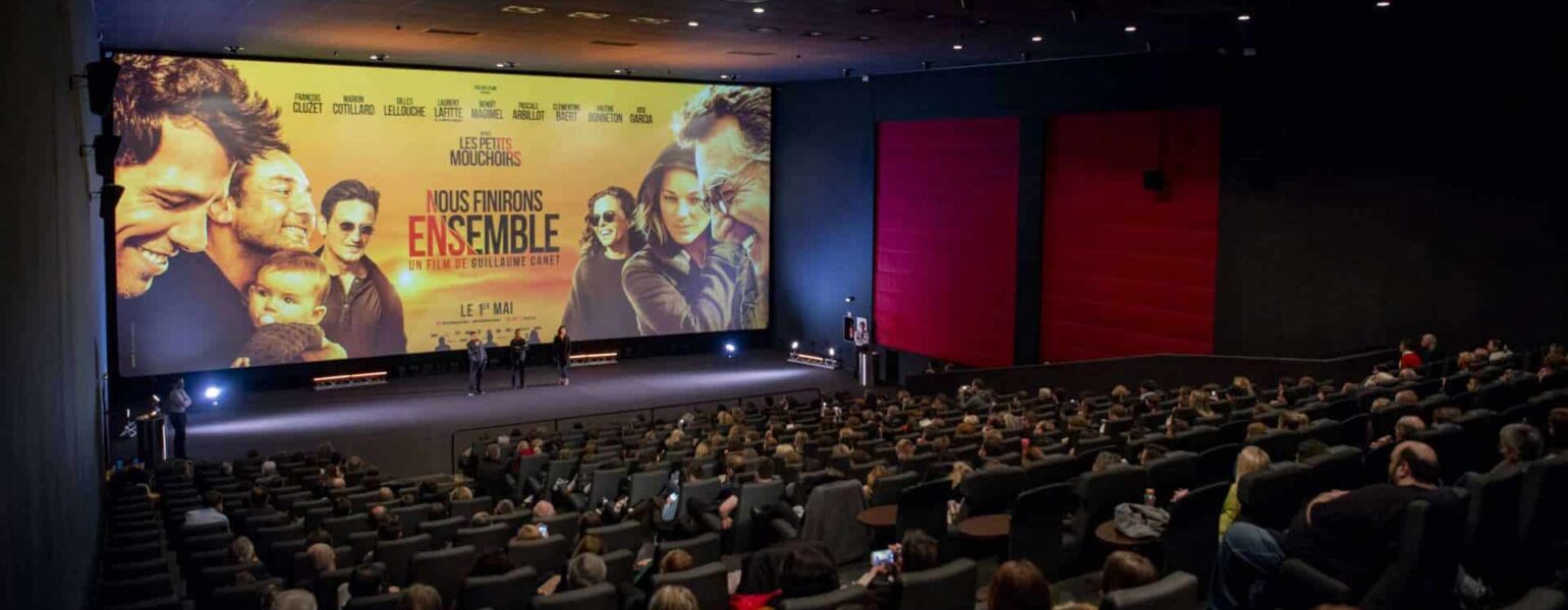 Cinéma avec projection affichée d'un film.