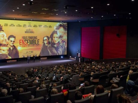Cinéma avec projection affichée d'un film.