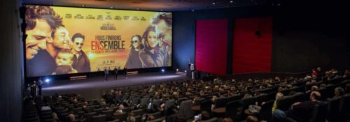 Cinéma avec projection affichée d'un film.