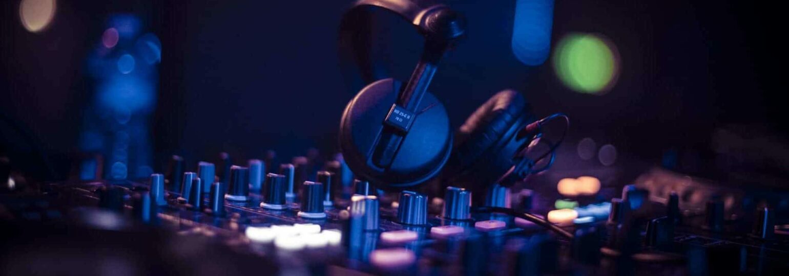 Casque audio sur console DJ en éclairage bleu