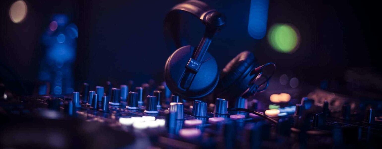 Casque audio sur console DJ en éclairage bleu
