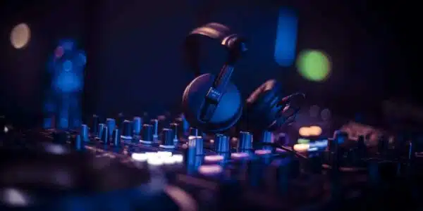 Casque audio sur console DJ en éclairage bleu