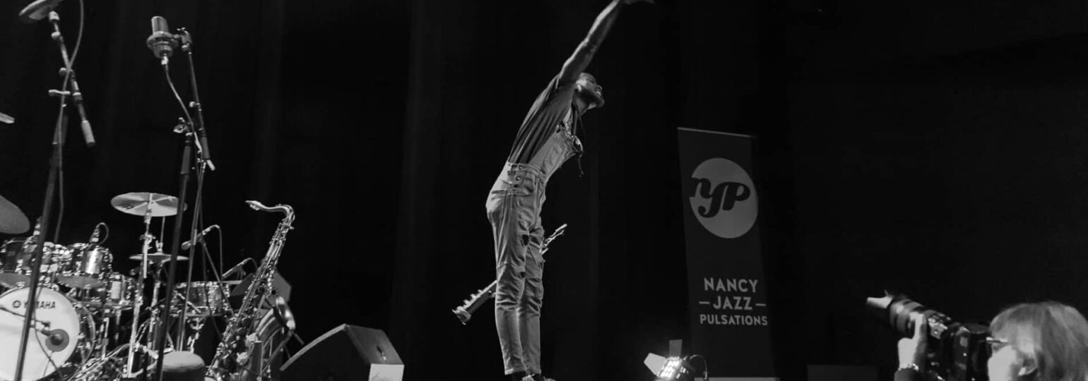 Musicien sur scène au festival jazz.