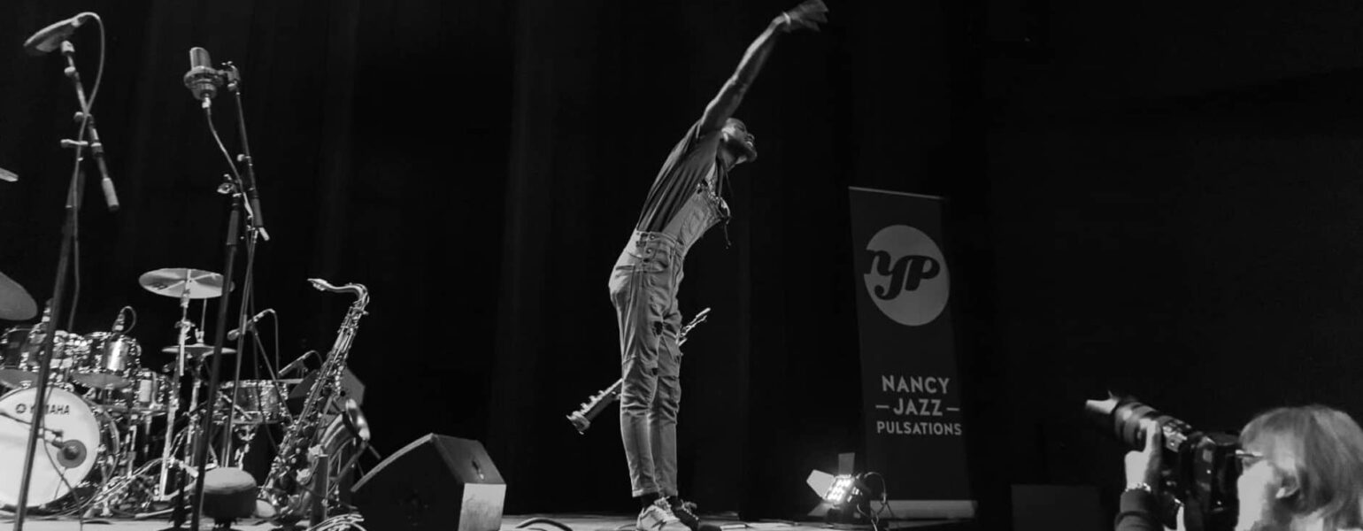 Musicien sur scène au festival jazz.
