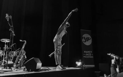 Musicien sur scène au festival jazz.