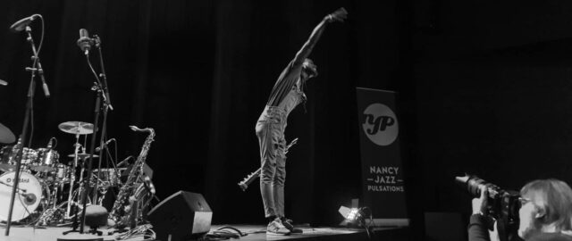 Musicien sur scène au festival jazz.