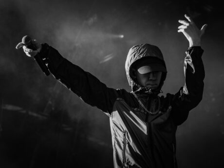 Chanteur sur scène avec un micro