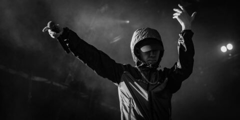 Chanteur sur scène avec un micro