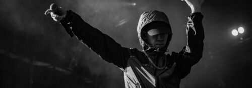 Chanteur sur scène avec un micro