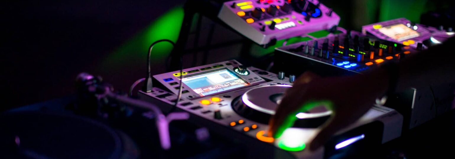 Table de mixage DJ en action