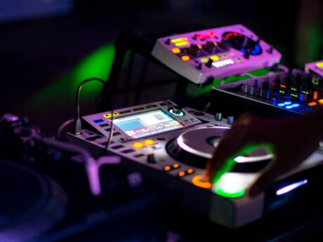 Table de mixage DJ en action