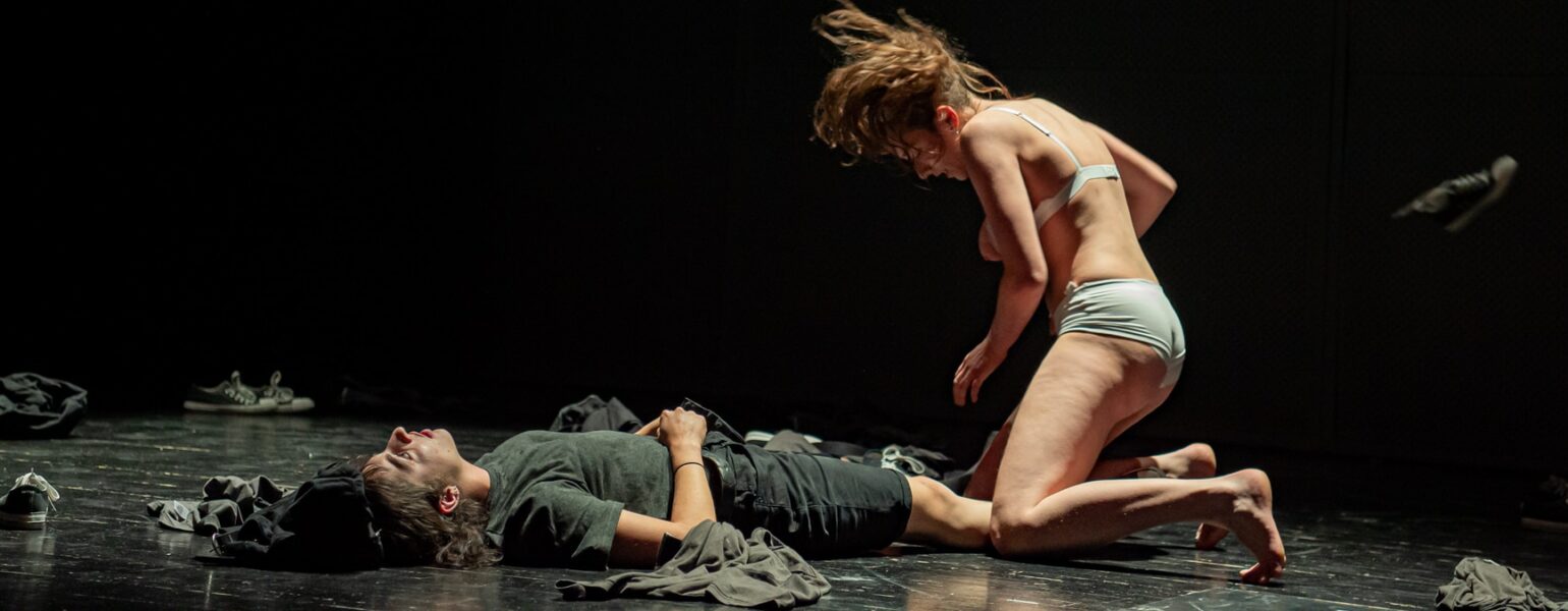 Performance de danse contemporaine sur scène.