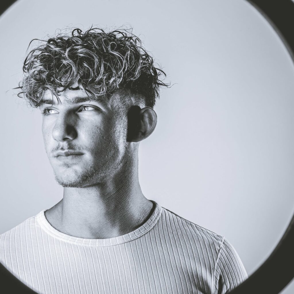 Homme regardant vers la gauche en noir et blanc.