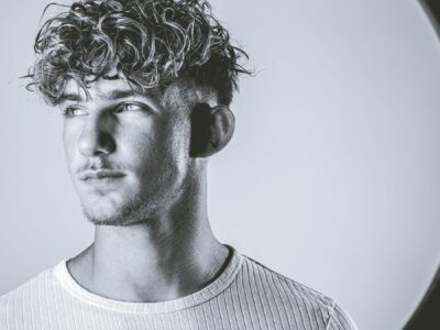 Homme regardant vers la gauche en noir et blanc.