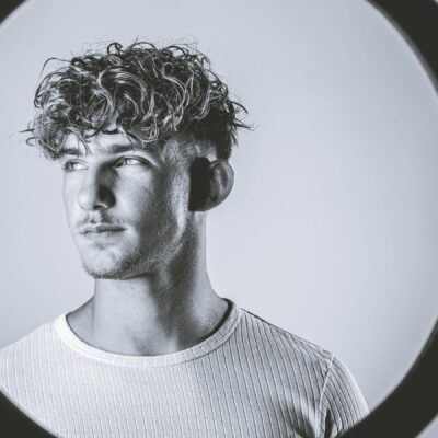 Homme regardant vers la gauche en noir et blanc.