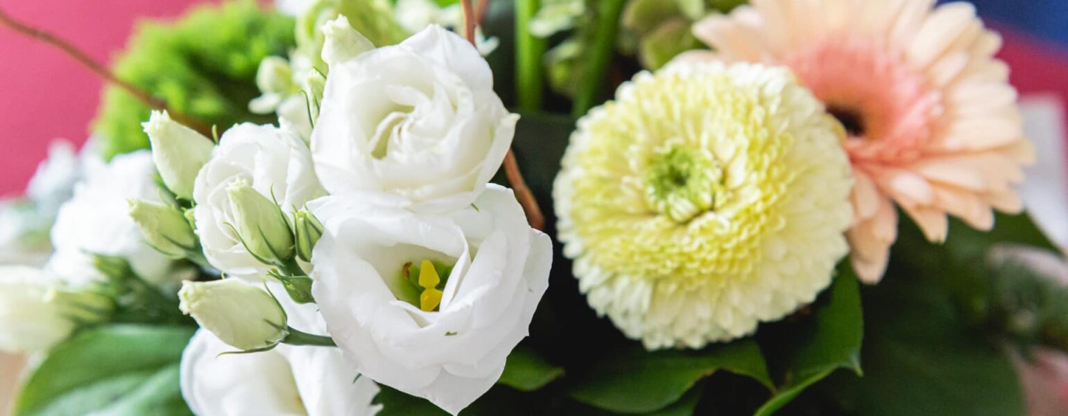 Bouquet de fleurs blanches et roses