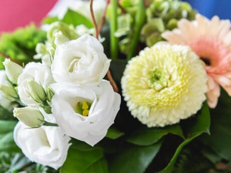 Bouquet de fleurs blanches et roses