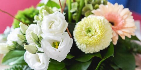 Bouquet de fleurs blanches et roses