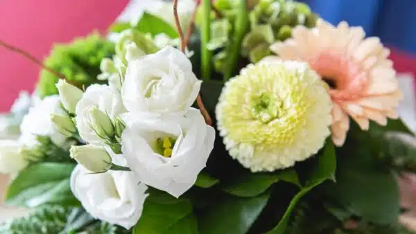 Bouquet de fleurs blanches et roses