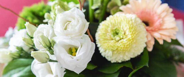 Bouquet de fleurs blanches et roses