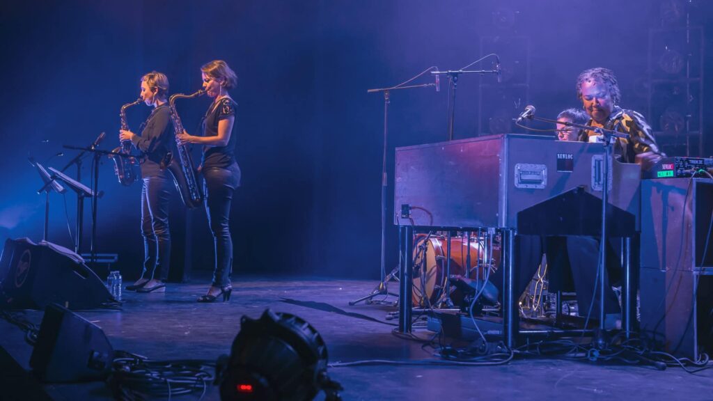 Groupe de jazz en concert sur scène.