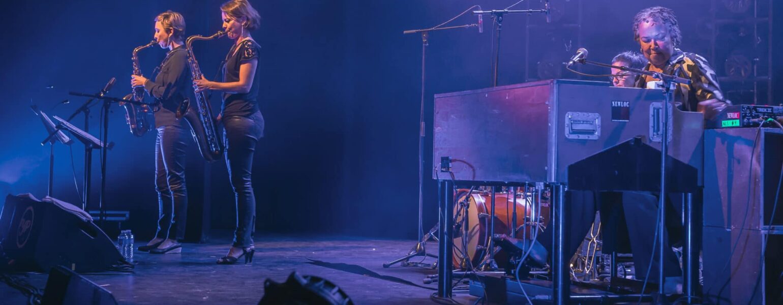 Groupe de jazz en concert sur scène.