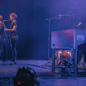 Groupe de jazz en concert sur scène.