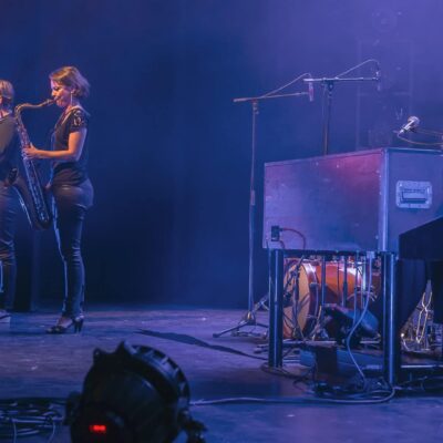 Groupe de jazz en concert sur scène.