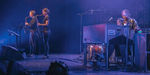 Groupe de jazz en concert sur scène.