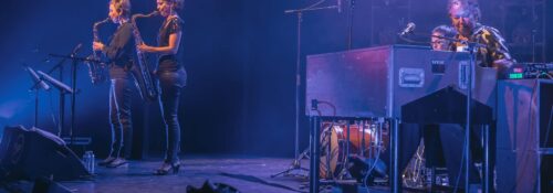 Groupe de jazz en concert sur scène.