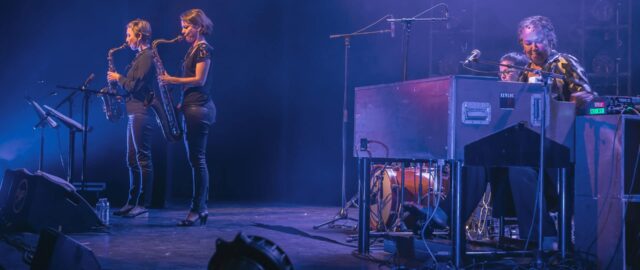 Groupe de jazz en concert sur scène.