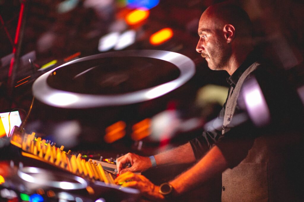 DJ concentré joue de la musique en direct.