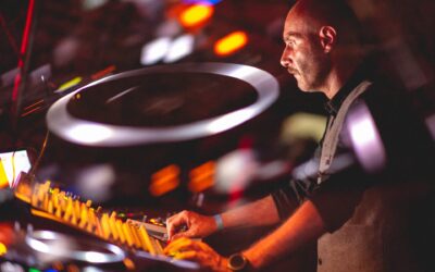 DJ concentré joue de la musique en direct.