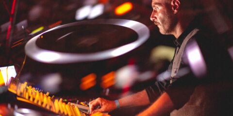 DJ concentré joue de la musique en direct.