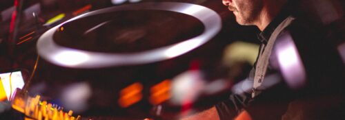 DJ concentré joue de la musique en direct.