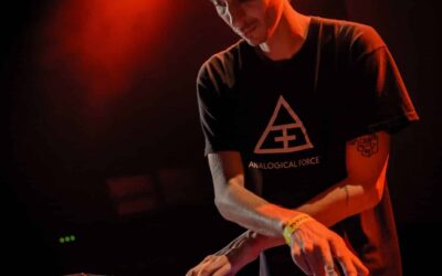 DJ mixant sur scène avec lumière rouge