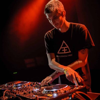 DJ mixant sur scène avec lumière rouge