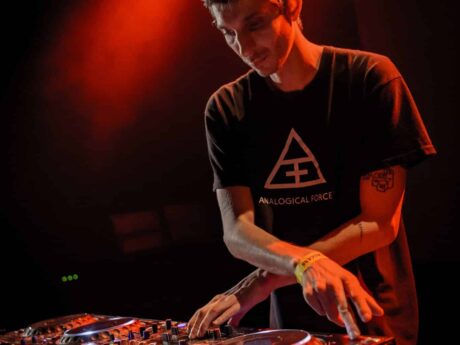 DJ mixant sur scène avec lumière rouge