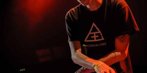 DJ mixant sur scène avec lumière rouge