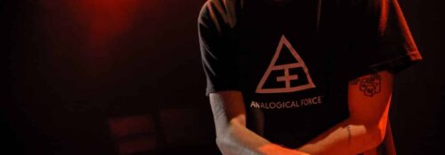 DJ mixant sur scène avec lumière rouge