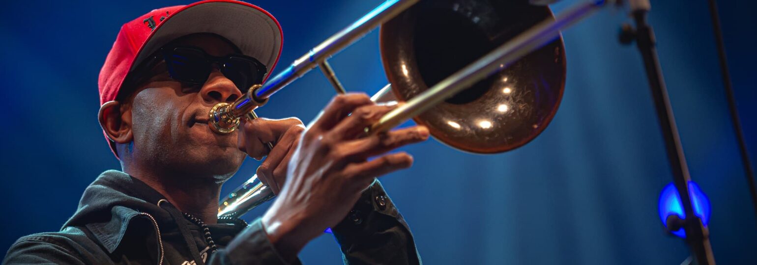 Musicien jouant du trombone sur scène