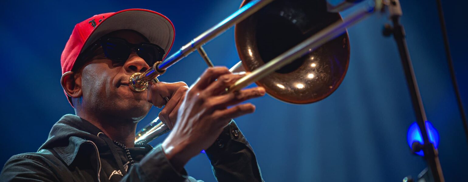 Musicien jouant du trombone sur scène
