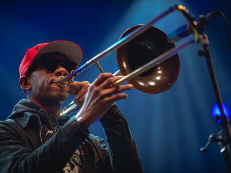 Musicien jouant du trombone sur scène