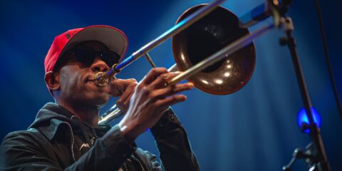 Musicien jouant du trombone sur scène