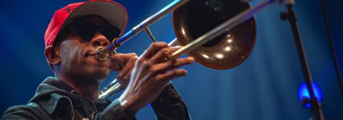Musicien jouant du trombone sur scène
