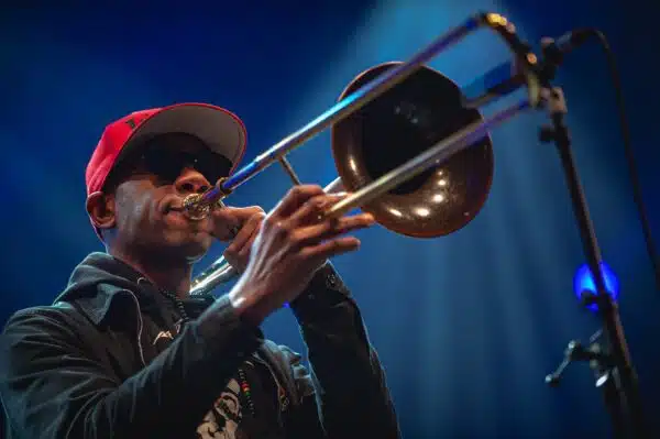 Musicien jouant du trombone sur scène